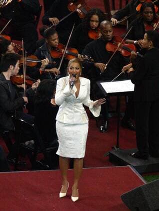 Sängerin Beyonce Knowles (USA) intoniert vor Beginn des Super Bowls 2004 die Nationalhymne - (sbp2004020169) American Football Herren Super Bowl XXXVIII 2004, 38. Superbowl, Finale, Endspiel, Show, Showprogramm, Rahmenprogramm Gruppe Houston, NFL 2003 American Football Herren Super Bowl XXXVIII 2004, 38. Superbowl, Finale, Endspiel, Show, Showprogramm, Rahmenprogramm Gruppe Houston, NFL 2003