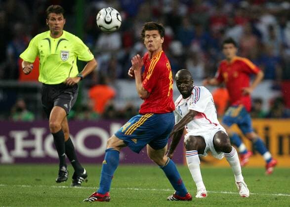 Claude Makelele (Frankreich, re.) zirkelt den Pass an Xabi Alonso (Spanien) vorbei -  Fußball WM Herren WM 2006, Länderspiel, Nationalteam, Achtelfinale, Nationaltrikot, Spanien - Frankreich 1:3 Gruppe Hannover Dynamik, Fußball WM Herren WM 2006, Länderspiel, Nationalteam, Achtelfinale, Nationaltrikot, Spanien - Frankreich 1:3 Gruppe Hannover Dynamik,