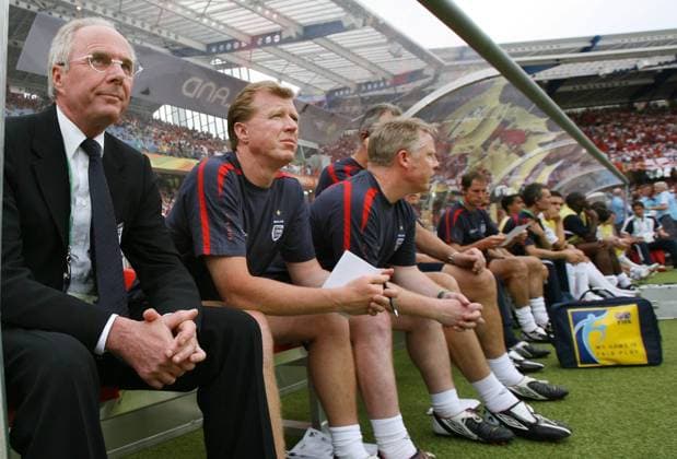 Nationaltrainer Sven Göran Eriksson (li.) und Co Trainer Steve McClaren (beide England, 2.v.li.) skeptisch auf der Bank -  Fußball WM Herren WM 2006, Länderspiel, Nationalteam, Gruppe B, England Gruppe Nürnberg Skepsis, Fußball WM Herren WM 2006, Länderspiel, Nationalteam, Gruppe B, England Gruppe Nürnberg Skepsis,
