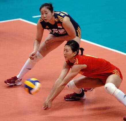 Shan Li (China, re.) - Ballannahme -  Volleyball WM Damen Weltmeisterschaft 2006, Länderspiel, Nationalmannschaft, Nationaltrikot Gruppe Sapporo Volleyball WM Damen Weltmeisterschaft 2006, Länderspiel, Nationalmannschaft, Nationaltrikot Gruppe Sapporo
