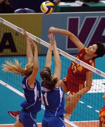 Xu Yunli (China, re.) - Schmetterball gegen den Doppelblock der Russinnen -  Volleyball WM Damen Weltmeisterschaft 2006, Länderspiel, Nationalmannschaft, Nationaltrikot Gruppe Sapporo Dynamik, Volleyball WM Damen Weltmeisterschaft 2006, Länderspiel, Nationalmannschaft, Nationaltrikot Gruppe Sapporo Dynamik,