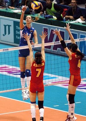 Schmetterball Rußland (li.) gegen den Doppelblock der Chinesinnen -  Volleyball WM Damen Weltmeisterschaft 2006, Länderspiel, Nationalmannschaft, Nationaltrikot Gruppe Sapporo Dynamik, Volleyball WM Damen Weltmeisterschaft 2006, Länderspiel, Nationalmannschaft, Nationaltrikot Gruppe Sapporo Dynamik,