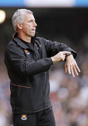 Trainer Alan Pardew (West Ham) schaut auf die Uhr - EDITORIAL USE ONLY. No use with unauthorised audio, video, data, fixture lists, club league logos or live services. Online in-match use limited to 120 images, no video emulation. No use in betting, games or single club league player publications. Fußball Herren English Premier League 2006 2007, 1. Englische Liga, West Ham United Einzelbild London Fußball Herren English Premier League 2006 2007, 1. Englische Liga, West Ham United Einzelbild London
