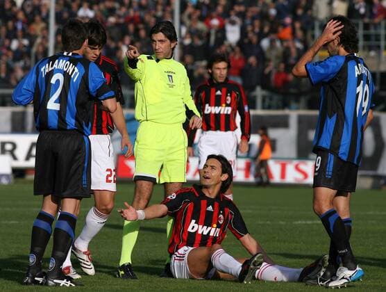 Schiedsrichter Tiziano Pieri gibt Leonardo Talamonti (Bergamo, li.) Anweisungen, über dessen Einsteigen sich Filippo Inzaghi (Milan) am Boden sitzend beschwert -  Fußball Herren Serie A 2006 2007, 1. Italienische Liga, Atalanta Bergamo - AC Mailand 2:0 Gruppe Bergamo Fußball Herren Serie A 2006 2007, 1. Italienische Liga, Atalanta Bergamo - AC Mailand 2:0 Gruppe Bergamo