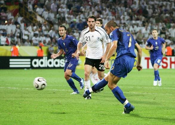 Alessandro del Piero (Italien, re.) erzielt den Treffer zum 0:2, Christoph Metzelder (Deutschland) kommt zu spät - Fußball WM Herren WM 2006, Länderspiel, Nationalteam, Halbfinale, Deutschland - Italien 0:2 n.V., Nationaltrikot Gruppe Dortmund Dynamik, Fußball WM Herren WM 2006, Länderspiel, Nationalteam, Halbfinale, Deutschland - Italien 0:2 n.V., Nationaltrikot Gruppe Dortmund Dynamik,