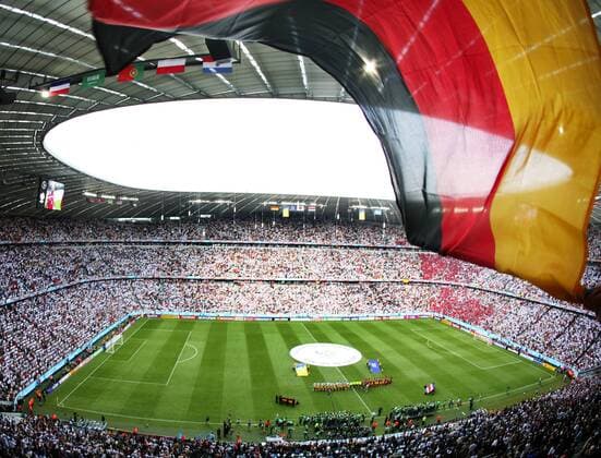 Deutsche Nationalfahne weht im ausverkauften FIFA World Cup Stadium in München während der Vorstellung der Mannschaften -  Fußball WM Herren WM 2006, Länderspiel, Nationalteam, Eröffnungsspiel, Gruppe A Totale WorldCup München Fußball WM Herren WM 2006, Länderspiel, Nationalteam, Eröffnungsspiel, Gruppe A Totale WorldCup München