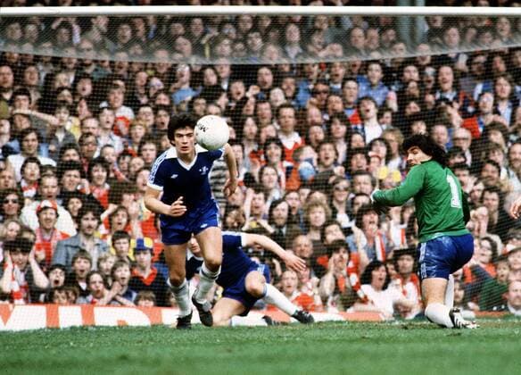 John Sitton (li.) und Torwart Petar Borota (beide Chelsea) schauen dem Ball nach -  Fußball Herren English First Division 1978 1979, One, 1. Englische Liga, Chelsea FC London Totale London Fußball Herren English First Division 1978 1979, One, 1. Englische Liga, Chelsea FC London Totale London