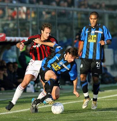 Alberto Gilardino (Milan, li.) gegen Luca Ariatti (Mitte), daneben Fernando Tissone (beide Bergamo) -  Fußball Herren Serie A 2006 2007, 1. Italienische Liga, Atalanta Bergamo - AC Mailand 2:0 Gruppe Bergamo Dynamik, Fußball Herren Serie A 2006 2007, 1. Italienische Liga, Atalanta Bergamo - AC Mailand 2:0 Gruppe Bergamo Dynamik,