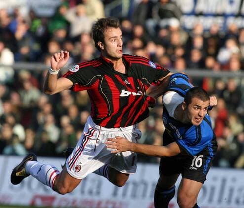 Alberto Gilardino (Milan, li.) gegen Claudio Rivalta (Bergamo) -  Fußball Herren Serie A 2006 2007, 1. Italienische Liga, Atalanta Bergamo - AC Mailand 2:0 Gruppe Bergamo Dynamik, Fußball Herren Serie A 2006 2007, 1. Italienische Liga, Atalanta Bergamo - AC Mailand 2:0 Gruppe Bergamo Dynamik,