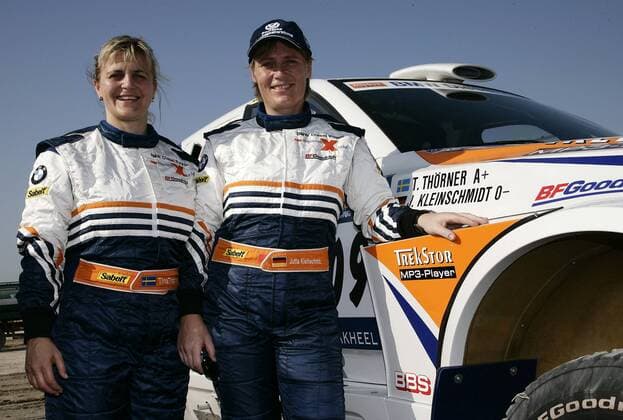Jutta Kleinschmidt (Deutschland, re.) und Tina Thörner (Schweden) neben ihrem BMW X3 CC Motorsport Damen UAE Desert Challenge 2006, Rallyesport, Autorallye, Rallye Gruppe Rallye Motorsport Damen UAE Desert Challenge 2006, Rallyesport, Autorallye, Rallye Gruppe Rallye