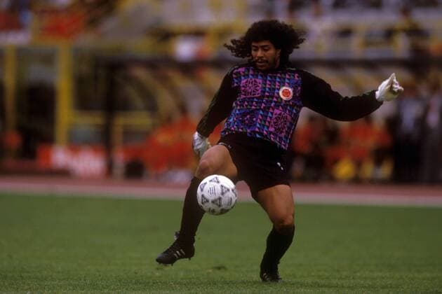 Torwart Rene Higuita (Kolumbien) am Ball Fußball Länderspiel Herren WM 1990, Nationalmannschaft, Nationaltrikot, Gruppe D Einzelbild Bologna Dynamik, Fußball Länderspiel Herren WM 1990, Nationalmannschaft, Nationaltrikot, Gruppe D Einzelbild Bologna Dynamik,