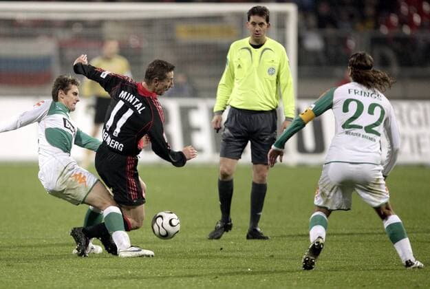 Miroslav Klose (Bremen, li.) foult Marek Mintal (Nürnberg), Schiedsrichter Manuel Gräfe schaut genau hin Fußball 1. BL Herren Saison 2006 2007, 1. FC Nürnberg - SV Werder Bremer 1:2 Gruppe Nürnberg Dynamik, Kampf, Fußball 1. BL Herren Saison 2006 2007, 1. FC Nürnberg - SV Werder Bremer 1:2 Gruppe Nürnberg Dynamik, Kampf,