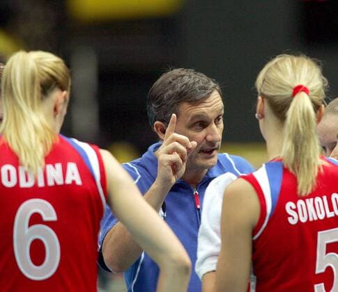 Nationaltrainer Giobanni Caprara (Russland) gibt während einer Auszeit Anweisungen -  Volleyball Damen Weltmeisterschaft 2006, Länderspiel, Nationalteam Gruppe Osaka Volleyball Damen Weltmeisterschaft 2006, Länderspiel, Nationalteam Gruppe Osaka