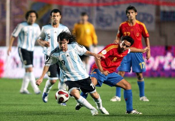 Lionel Messi (Argentinien, li.) gegen Xavi (Spanien) -  Fußball Länderspiel Herren Freundschaftsspiel 2006, Test, Testspiel, Nationalteam, Nationaltrikot, Spanien - Argentinien 2:1 Gruppe Murcia Dynamik, Fußball Länderspiel Herren Freundschaftsspiel 2006, Test, Testspiel, Nationalteam, Nationaltrikot, Spanien - Argentinien 2:1 Gruppe Murcia Dynamik,