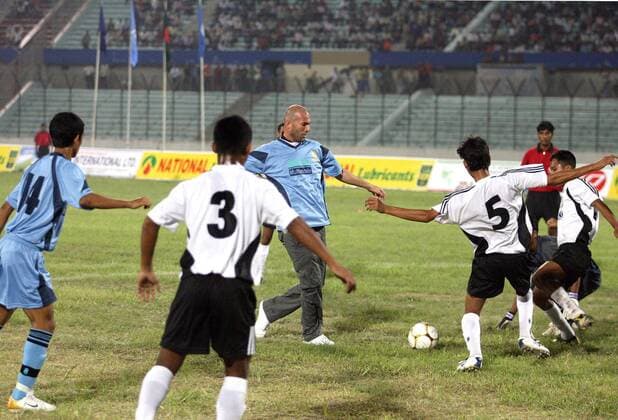 Zinedine Zidane (Frankreich, Mitte) nimmt während seines Besuchs in Bangladesh an einem Wohltätigkeitsspiel teil -  (pan17173) Fußball Herren Soziales Engagement in Bangladesh 2006, Bangladesch, Asien, , Sozialengagement Gruppe Fußball Herren Soziales Engagement in Bangladesh 2006, Bangladesch, Asien, , Sozialengagement Gruppe  