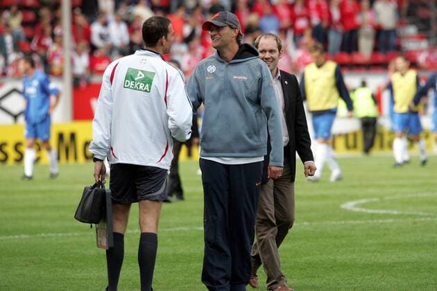 Trainer Jürgen Klopp (Mainz, re.) begrüßt den Vierten Offiziellen Stefan Schempershauwe Fußball 1. BL Herren Saison 2006 2007, FSV Mainz 05 Gruppe Mainz Fußball 1. BL Herren Saison 2006 2007, FSV Mainz 05 Gruppe Mainz