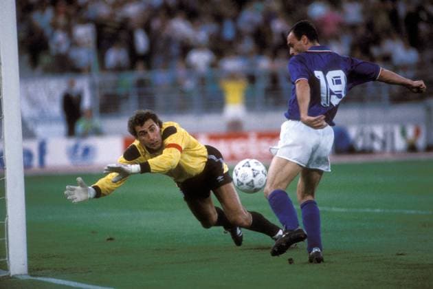 Salvatore Schillaci (re., Italien) gegen Torwart Peter Shilton (England) Fußball Länderspiel Herren WM 1990, Nationalteam, Nationaltrikot, Italien - England 2:1, Spiel um Platz 3, Vdia Gruppe Bari Dynamik, Abwehr, Fußball Länderspiel Herren WM 1990, Nationalteam, Nationaltrikot, Italien - England 2:1, Spiel um Platz 3, Vdia Gruppe Bari Dynamik, Abwehr,