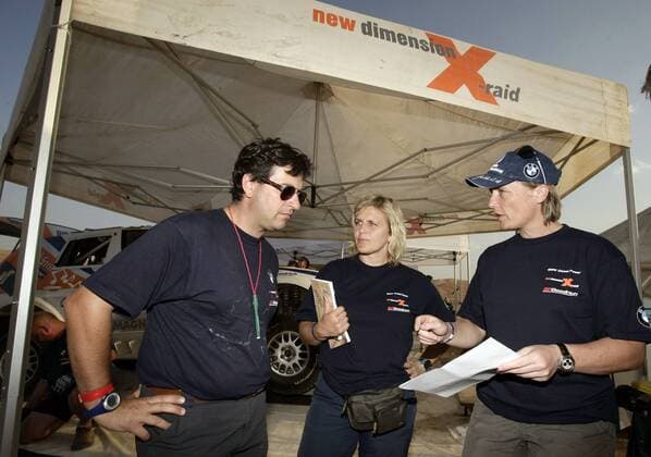 Jutta Kleinschmidt (Deutschland, re.) und Beifahrerin Tina Thörner (Schweden beide BMW) im Gespräch mit einem Mechaniker Motorsport Damen UAE Desert Challenge 2006, Rallye, Rallyesport, VAE Gruppe Motorsport Damen UAE Desert Challenge 2006, Rallye, Rallyesport, VAE Gruppe