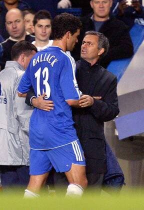 Trainer Jose Mourinho (re.) im Gespräch mit Michael Ballack (beide Chelsea) bei dessen Auswechslung -  Fußball Herren English Premier League 2006 2007, 1. Englische Liga, Chelsea FC London Gruppe London Harmonie, Fußball Herren English Premier League 2006 2007, 1. Englische Liga, Chelsea FC London Gruppe London Harmonie,