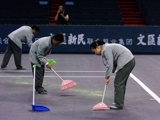 Platzarbeiter auf Socken befreien den Platz von abgenutztem Filz Tennis Herren Masters Cup 2006, Masterscup, ATP WM, Tour, Series, Gruppe Shanghai Tennis Herren Masters Cup 2006, Masterscup, ATP WM, Tour, Series, Gruppe Shanghai