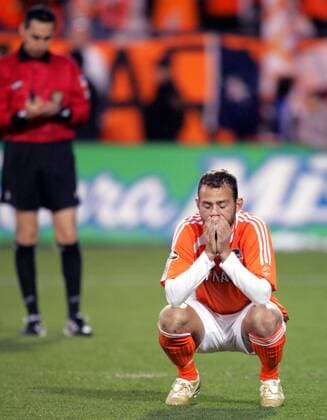 Brad Davis (Houston Dynamo) verzweifelt - (Icon918b3018) Fußball Herren MLS Cup 2006, Major League Soccer, Finale, Endspiel Einzelbild o0 Playoffs, Playoff, Play Offs, Off, Frisco Enttäuschung, Verzweiflung, Nachdenklichkeit, Fußball Herren MLS Cup 2006, Major League Soccer, Finale, Endspiel Einzelbild o0 Playoffs, Playoff, Play Offs, Off, Frisco Enttäuschung, Verzweiflung, Nachdenklichkeit, EDITORIAL USE ONLY