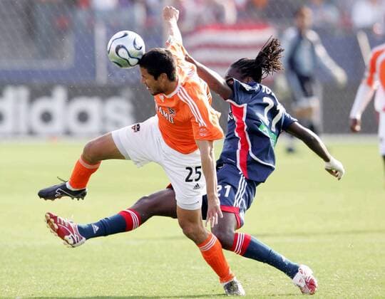 Brian Ching (Houston Dynamo, li.) gegen Shalrie Joseph (New England Revolution) - (Icon918b3003) Fußball Herren MLS Cup 2006 Major League Soccer, Finale Endspiel, New England Revolution - Houston Dynamo 4:5 n. E. Gruppe o0 Playoffs, Playoff, Play Offs, Off, Frisco Dynamik, Kampf, Fußball Herren MLS Cup 2006 Major League Soccer, Finale Endspiel, New England Revolution - Houston Dynamo 4:5 n. E. Gruppe o0 Playoffs, Playoff, Play Offs, Off, Frisco Dynamik, Kampf, EDITORIAL USE ONLY