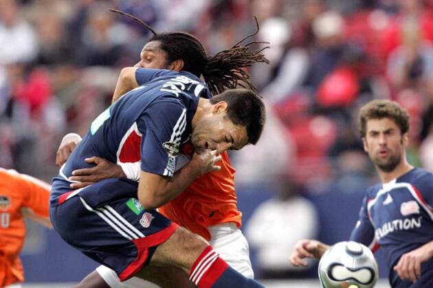 Clint Dempsey (New England Revolution, li.) prallt mit Adrian Serioux (Houston Dynamo) zusammen - (Icon918b3014) Fußball Herren MLS Cup 2006 Major League Soccer, Finale Endspiel, New England Revolution - Houston Dynamo 4:5 n. E. Gruppe o0 Playoffs, Playoff, Play Offs, Off, Frisco Dynamik, Kampf, Fußball Herren MLS Cup 2006 Major League Soccer, Finale Endspiel, New England Revolution - Houston Dynamo 4:5 n. E. Gruppe o0 Playoffs, Playoff, Play Offs, Off, Frisco Dynamik, Kampf, EDITORIAL USE ONLY