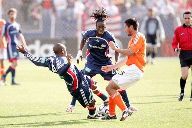 Brian Ching (Houston Dynamo, re.) gegen Shalrie Joseph (Mitte) und Avery John (beide New England Revolution) - (Icon918b3006) Fußball Herren MLS Cup 2006 Major League Soccer, Finale Endspiel, New England Revolution - Houston Dynamo 4:5 n. E. Gruppe o0 Playoffs, Playoff, Play Offs, Off, Frisco Dynamik, Fußball Herren MLS Cup 2006 Major League Soccer, Finale Endspiel, New England Revolution - Houston Dynamo 4:5 n. E. Gruppe o0 Playoffs, Playoff, Play Offs, Off, Frisco Dynamik, EDITORIAL USE ONLY