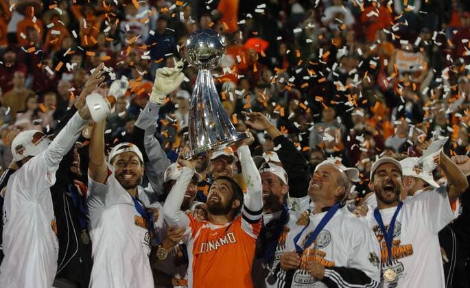 Wade Barrett (Houston Dynamo) präsentiert stolz die Trophäe für den Gewinn der amerikanischen Meisterschaft - (dal2006111201) Fußball Herren MLS Cup 2006, Major League Soccer, Finale Endspiel, Sieg, Sieger, Meister, amerikanischer Gruppe o0 Playoffs, Playoff, Play Offs, Off, Frisco Freude, Fußball Herren MLS Cup 2006, Major League Soccer, Finale Endspiel, Sieg, Sieger, Meister, amerikanischer Gruppe o0 Playoffs, Playoff, Play Offs, Off, Frisco Freude,