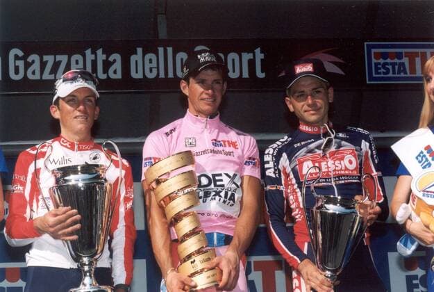Siegerehrung Giro d Italia 2002: Gesamtsieger Paolo Savoldelli (Italien Index Alexia) zwischen Pietro Caucchioli (re., beide Italien Alessio) und Tyler Hamilton (USA CSC Tiscali) -  Radsport Herren 85. Giro dItalia 2002, d Italia, Straßenradsport, Straße, Rad, Vneg Gruppe 20. Etappe: Cantu - Mailand Freude, Radsport Herren 85. Giro dItalia 2002, d Italia, Straßenradsport, Straße, Rad, Vneg Gruppe 20. Etappe: Cantu - Mailand Freude,