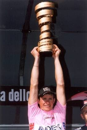 Siegerehrung Giro d Italia 2002: Gesamtsieger Paolo Savoldelli (Italien Index Alexia) mit der Trophäe -  Radsport Herren 85. Giro dItalia 2002, d Italia, Straßenradsport, Straße, Rad, Vneg Einzelbild 20. Etappe: Cantu - Mailand Freude, Begeisterung, Radsport Herren 85. Giro dItalia 2002, d Italia, Straßenradsport, Straße, Rad, Vneg Einzelbild 20. Etappe: Cantu - Mailand Freude, Begeisterung,
