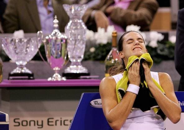 Amelie Mauresmo (Frankreich) enttäuscht nach der Finalniederlage beim WTA Masters 2006 - (pan17224) Tennis WM Damen WTA Masters Cup 2006, Masterscup, Tour, Series, Finale, Endspiel, Championship Einzelbild Madrid Enttäuschung, Tennis WM Damen WTA Masters Cup 2006, Masterscup, Tour, Series, Finale, Endspiel, Championship Einzelbild Madrid Enttäuschung,