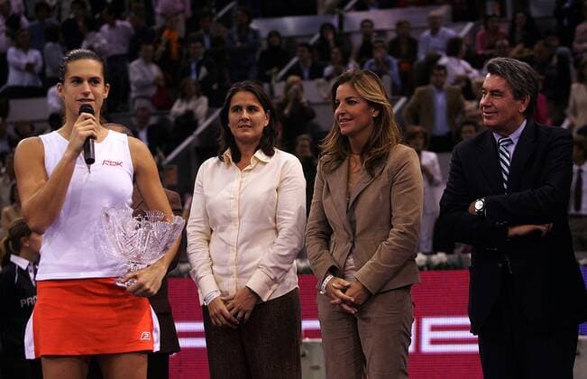 Amelie Mauresmo (Frankreich, li.) hält nach ihrem zweiten Platz beim WTA Masters 2006 eine Ansprache, daneben, v.li.: Conchita Martinez, Arantxa Sanchez Vicario und Manuel Santana (alle Spanien) - (pan17224) Tennis WM Damen WTA Masters Cup 2006, Masterscup, Tour, Series, Finale, Endspiel, Championship Gruppe Madrid Tennis WM Damen WTA Masters Cup 2006, Masterscup, Tour, Series, Finale, Endspiel, Championship Gruppe Madrid
