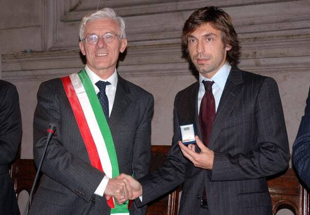 Als Kind der Stadt Brescia wird Andrea Pirlo (Milan, re.) von Brescias Bürgermeister Paolo Corsini (beide Italien) für seine Verdienste bei der WM 2006 geehrt -  Fußball Herren Serie A 2006 2007, 1. Italienische Liga, AC Mailand, Milan, Nationalteam Gruppe Brescia Fußball Herren Serie A 2006 2007, 1. Italienische Liga, AC Mailand, Milan, Nationalteam Gruppe Brescia