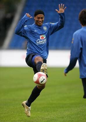 Ronaldinho (Brasilien) am Ball Fußball Herren Nationalteam 2006, Training Einzelbild Basel Dynamik, Fußball Herren Nationalteam 2006, Training Einzelbild Basel Dynamik,