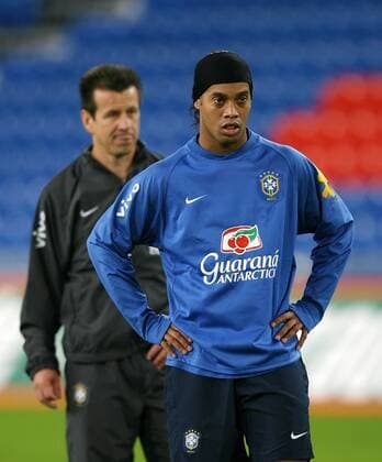 Ronaldinho steht unter Beobachtung durch Nationaltrainer Carlos Dunga (beide Brasilien) Fußball Herren Nationalteam 2006, Training Einzelbild Basel Nachdenklichkeit, Fußball Herren Nationalteam 2006, Training Einzelbild Basel Nachdenklichkeit,