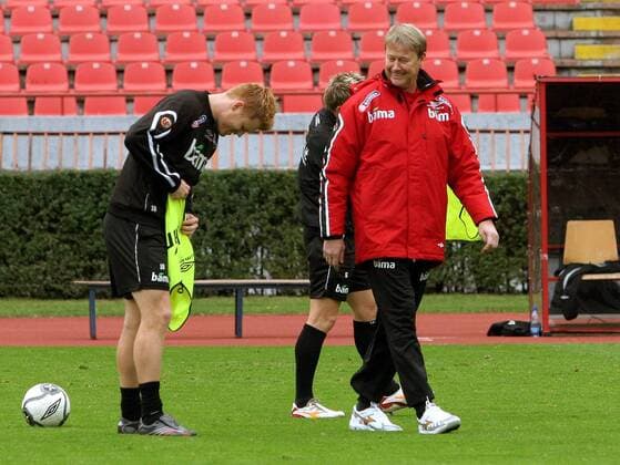 Nationaltrainer Age Hareide (re.) und John Arne Riise (beide Norwegen) gut gelaunt während des Trainings -  Fußball Herren Nationalteam 2006, Training, Vdig Gruppe Belgrad Fußball Herren Nationalteam 2006, Training, Vdig Gruppe Belgrad