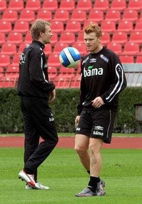 John Arne Riise (re., Norwegen) am Ball -  Fußball Herren Nationalteam 2006, Training, Vdig Gruppe Belgrad Fußball Herren Nationalteam 2006, Training, Vdig Gruppe Belgrad