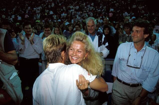 Stefan Edberg (Schweden) umarmt nach seinem Sieg bei den US Open seine Freundin Annette Tennis Herren US Open 1992, Grand Slam, ATP Tour Gruppe New York, Flushing Meadow, Meadows Freude, Tennis Herren US Open 1992, Grand Slam, ATP Tour Gruppe New York, Flushing Meadow, Meadows Freude,