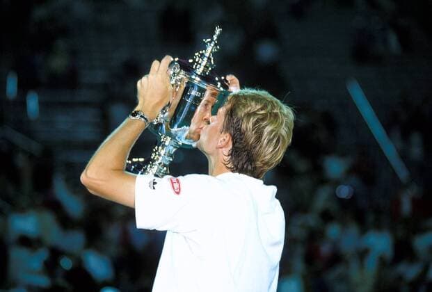 US Open Sieger Stefan Edberg (Schweden) küsst seinen Pokal Tennis Herren US Open 1992, Grand Slam, ATP Tour Einzelbild New York, Flushing Meadow, Meadows Tennis Herren US Open 1992, Grand Slam, ATP Tour Einzelbild New York, Flushing Meadow, Meadows