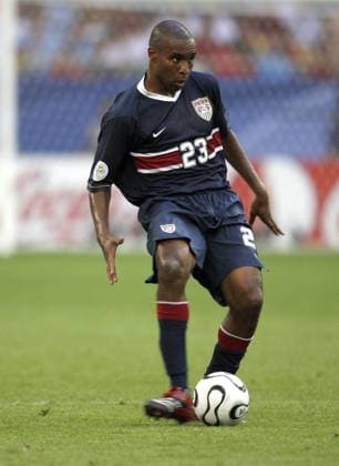 Eddie Pope (USA) am Ball Fußball WM Herren WM 2006, Länderspiel, Gruppe E, Nationalteam, Nationaltrikot Einzelbild Gelsenkirchen Fußball WM Herren WM 2006, Länderspiel, Gruppe E, Nationalteam, Nationaltrikot Einzelbild Gelsenkirchen