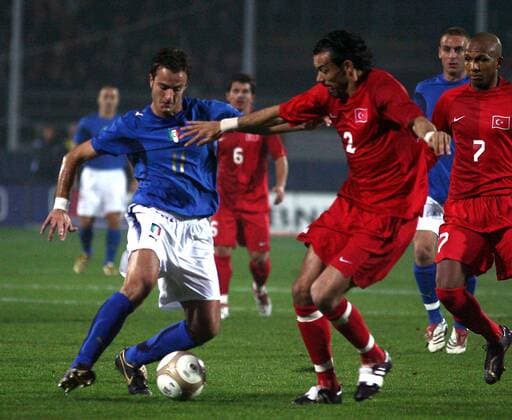Alberto Gilardino (Italien, li.) gegen Servet Cetin (Türkei) - Fußball Länderspiel Herren Freundschaftsspiel 2006, Test, Testspiel, Nationalteam, Nationaltrikot, Italien - Türkei Gruppe Mailand Dynamik, Fußball Länderspiel Herren Freundschaftsspiel 2006, Test, Testspiel, Nationalteam, Nationaltrikot, Italien - Türkei Gruppe Mailand Dynamik,