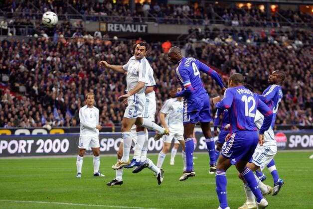 Patrick Vieira (Frankreich, 3.v.re.) gegen Traianos Dellas (Griechenland) -  (pan17381) Fußball Länderspiel Herren Freundschaftsspiel 2006, Test, Testspiel, Nationalteam, Nationaltrikot Gruppe Paris, St. Denis, Saint Dynamik, Fußball Länderspiel Herren Freundschaftsspiel 2006, Test, Testspiel, Nationalteam, Nationaltrikot Gruppe Paris, St. Denis, Saint Dynamik,  