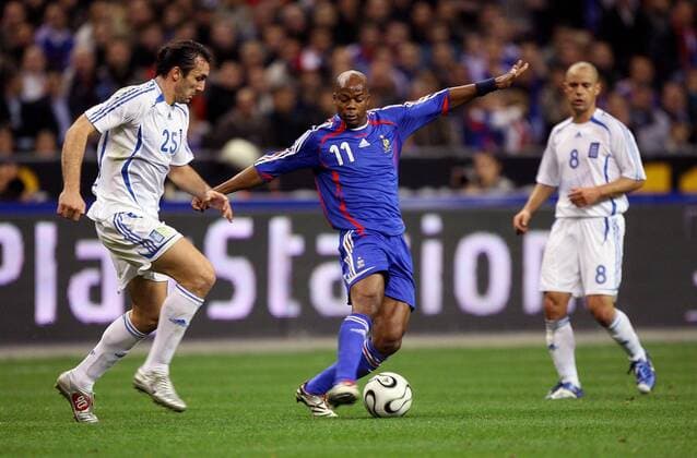 Sylvain Wiltord (Frankreich, Mitte) gegen Sotirios Kyrgiakos (Griechenland) -  (pan17381) Fußball Länderspiel Herren Freundschaftsspiel 2006, Test, Testspiel, Nationalteam, Nationaltrikot Gruppe Paris, St. Denis, Saint Dynamik, Fußball Länderspiel Herren Freundschaftsspiel 2006, Test, Testspiel, Nationalteam, Nationaltrikot Gruppe Paris, St. Denis, Saint Dynamik,  