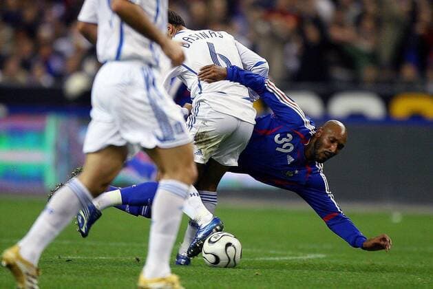 Nicolas Anelka (Frankreich, re.) gegen Angelos Basinas (Griechenland) -  (pan17381) Fußball Länderspiel Herren Freundschaftsspiel 2006, Test, Testspiel, Nationalteam, Nationaltrikot Gruppe Paris, St. Denis, Saint Dynamik, Kampf, Fußball Länderspiel Herren Freundschaftsspiel 2006, Test, Testspiel, Nationalteam, Nationaltrikot Gruppe Paris, St. Denis, Saint Dynamik, Kampf,  