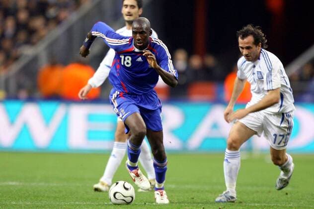 Alou Diarra (Frankreich, li.) gegen Theofanis Gekas (Griechenland) -  (pan17381) Fußball Länderspiel Herren Freundschaftsspiel 2006, Test, Testspiel, Nationalteam, Nationaltrikot Gruppe Paris, St. Denis, Saint Dynamik, Fußball Länderspiel Herren Freundschaftsspiel 2006, Test, Testspiel, Nationalteam, Nationaltrikot Gruppe Paris, St. Denis, Saint Dynamik,  
