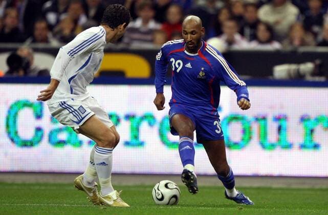 Nicolas Anelka (Frankreich, re.) im Duell -  (pan17381) Fußball Länderspiel Herren Freundschaftsspiel 2006, Test, Testspiel, Nationalteam, Nationaltrikot Gruppe Paris, St. Denis, Saint Dynamik, Fußball Länderspiel Herren Freundschaftsspiel 2006, Test, Testspiel, Nationalteam, Nationaltrikot Gruppe Paris, St. Denis, Saint Dynamik,  