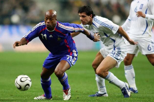 Sylvain Wiltord (Frankreich, li.) gegen Panagiotis Fyssas (Griechenland) -  (pan17382) Fußball Länderspiel Herren Nationalteam 2006, Test, Testspiel, Freundschaftsspiel, Nationaltrikot Gruppe Paris Dynamik, Fußball Länderspiel Herren Nationalteam 2006, Test, Testspiel, Freundschaftsspiel, Nationaltrikot Gruppe Paris Dynamik,  