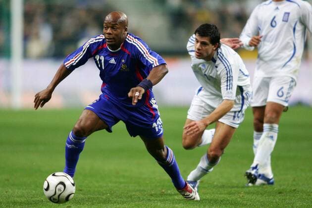 Sylvain Wiltord (Frankreich, li.) gegen Panagiotis Fyssas (Griechenland) -  (pan17382) Fußball Länderspiel Herren Nationalteam 2006, Test, Testspiel, Freundschaftsspiel, Nationaltrikot Gruppe Paris Dynamik, Fußball Länderspiel Herren Nationalteam 2006, Test, Testspiel, Freundschaftsspiel, Nationaltrikot Gruppe Paris Dynamik,  
