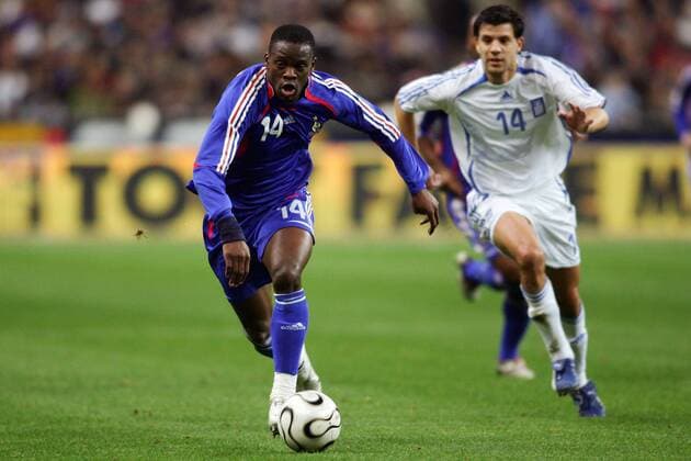 Louis Saha (Frankreich) am Ball -  (pan17382) Fußball Länderspiel Herren Nationalteam 2006, Test, Testspiel, Freundschaftsspiel, Nationaltrikot Einzelbild Paris Dynamik, Fußball Länderspiel Herren Nationalteam 2006, Test, Testspiel, Freundschaftsspiel, Nationaltrikot Einzelbild Paris Dynamik,  